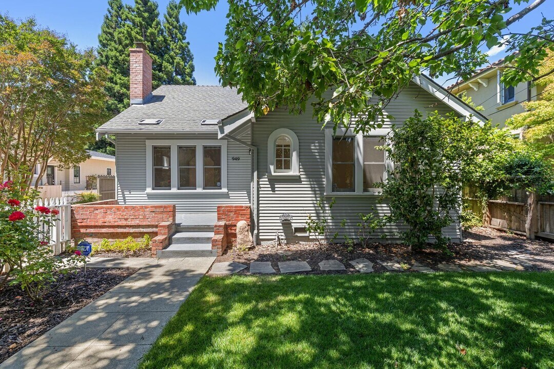 949 Addison Ave in Palo Alto, CA - Building Photo