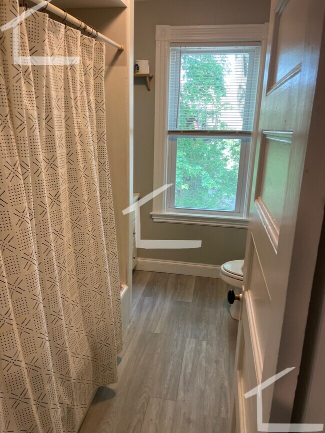 79 Bigelow St, Unit 2 in Quincy, MA - Foto de edificio - Building Photo