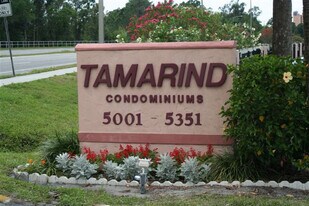 5275 Vineland Rd in Orlando, FL - Building Photo