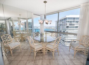 1810 Avenida Del Mundo, Unit Vacation in Coronado, CA - Foto de edificio - Building Photo