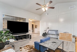 2201 Jackson Cir in Carrollton, TX - Foto de edificio - Building Photo
