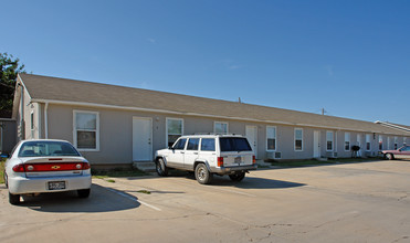 Foxhole Apartments in Lubbock, TX - Building Photo - Building Photo