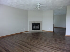 211 Autumn Pine Dr, Unit 211 in Fairview Heights, IL - Building Photo - Building Photo