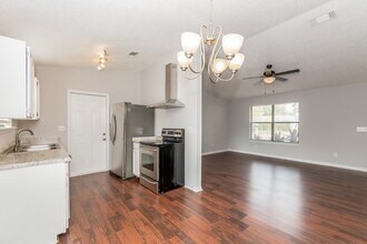 1864 Shannon Lake Dr in Middleburg, FL - Foto de edificio - Building Photo