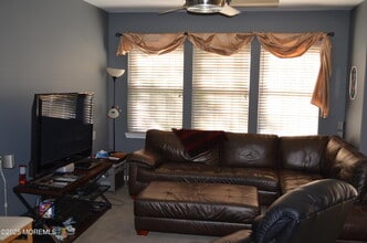 24 Uxbridge Dr in Trenton, NJ - Building Photo - Building Photo