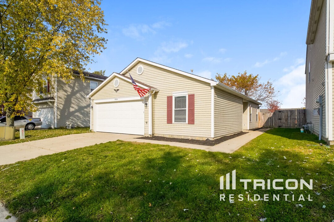 10664 Glenayr Dr in Camby, IN - Foto de edificio