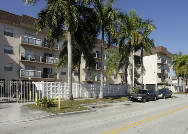 La Lisa Apartments in Hialeah, FL - Building Photo - Building Photo