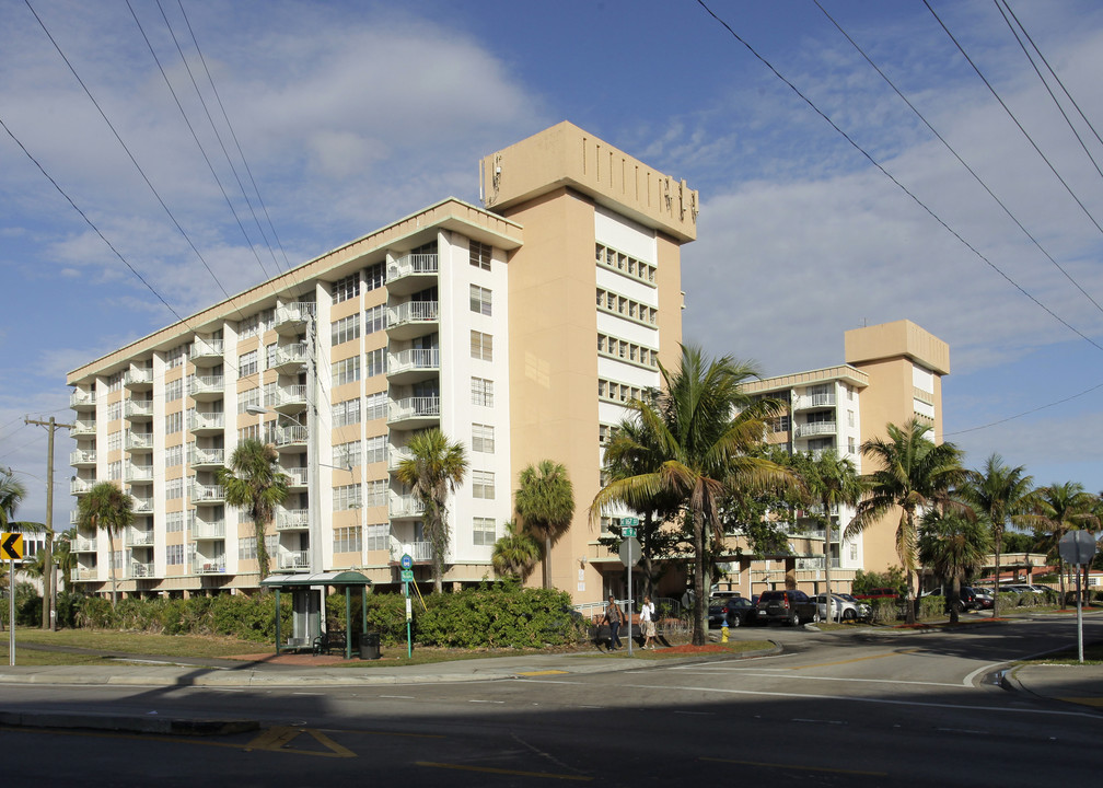 Gateway House in Miami, FL - Building Photo