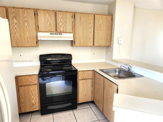 8730 N Sherman Cir in Miramar, FL - Building Photo - Building Photo