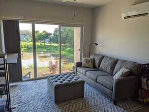 1501 N Windsor Ave, Unit 106 in Cottage Grove, WI - Foto de edificio - Building Photo