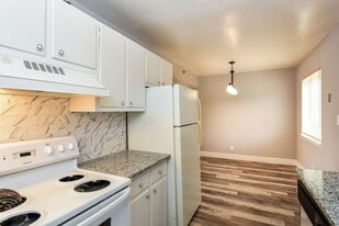 641 Powder Springs St in Smyrna, GA - Building Photo