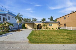 7527 Hatteras Dr in Hudson, FL - Building Photo