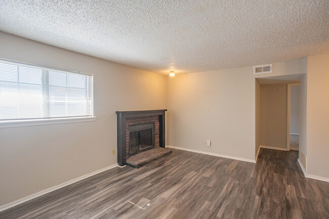 Huntington Place Apartments in Midwest City, OK - Building Photo - Interior Photo