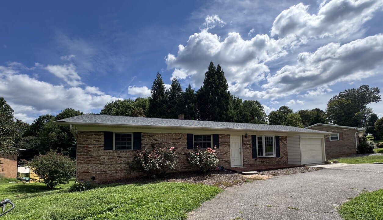 1412 Westwood Ln in Wilkesboro, NC - Building Photo