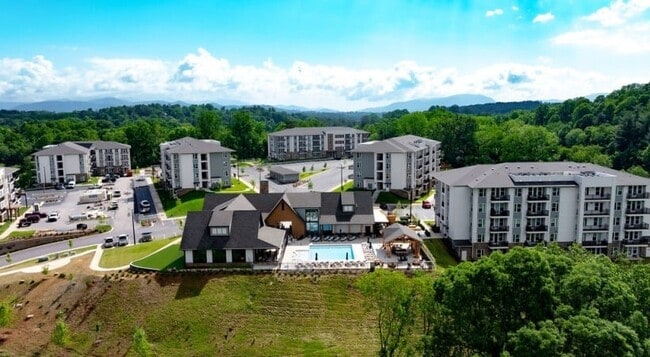 Hominy at RiverBlue in Asheville, NC - Foto de edificio - Building Photo