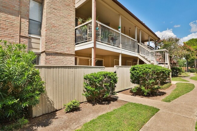 2100 Wilcrest Dr in Houston, TX - Building Photo - Building Photo