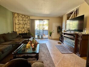 8176 Manitoba St in Playa Del Rey, CA - Foto de edificio - Building Photo