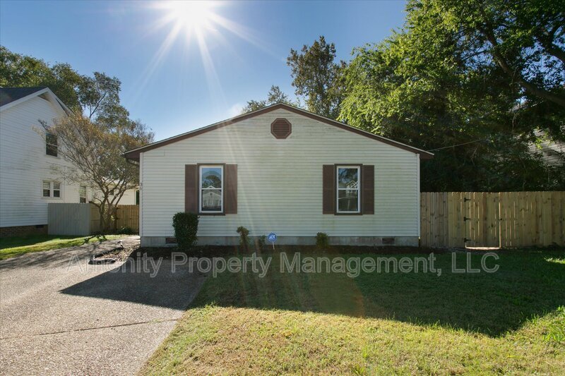 36 Old Fox Hill Rd in Hampton, VA - Building Photo