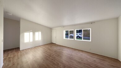 516 W Ocean View Dr in Oak Harbor, WA - Building Photo - Building Photo