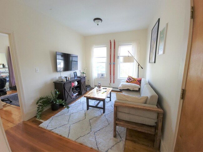 76 Oak St, Unit 3R in Somerville, MA - Building Photo - Building Photo