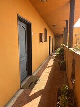 828 N Hudson Ave, Unit 215 in Los Angeles, CA - Building Photo - Building Photo