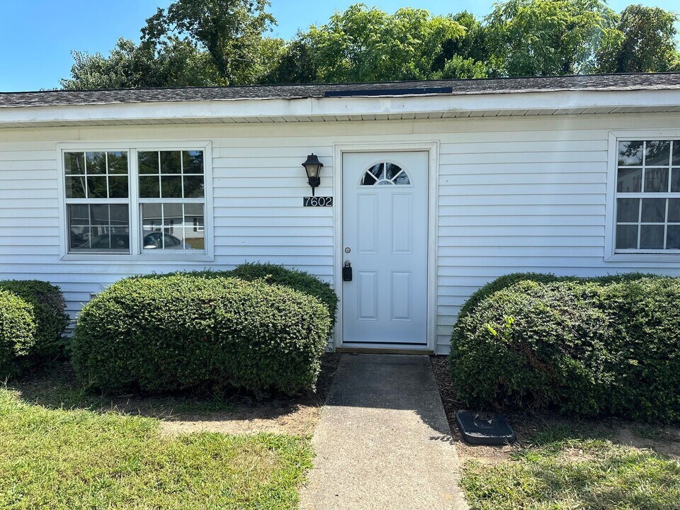 7602 Bellehaven Dr in Gloucester Point, VA - Building Photo
