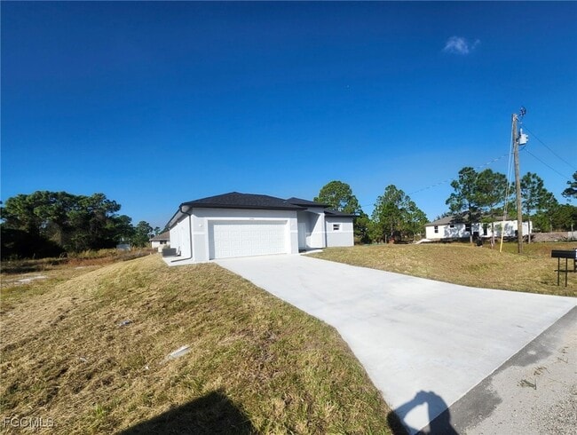 1046 Marshall Ave S in Lehigh Acres, FL - Building Photo - Building Photo