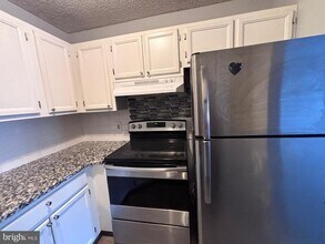 4810B Aberdeen Dr in Mount Laurel, NJ - Building Photo - Building Photo