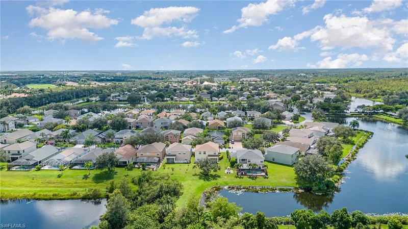 8993 Falcon Pointe Loop in Ft. Myers, FL - Building Photo