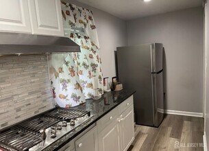 305 Oak Tree Ave in South Plainfield, NJ - Building Photo - Building Photo