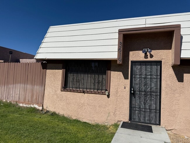property at 3619 Villa Knolls E Dr