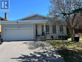 23 Pineway Blvd in Toronto, ON - Building Photo