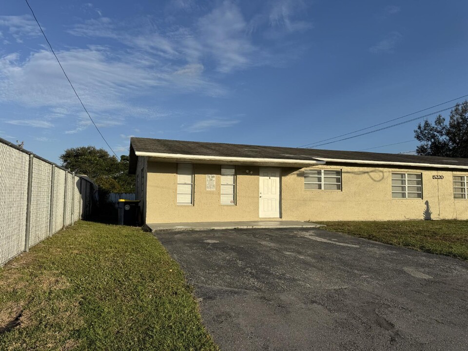 5220 SW 43rd Terrace in Fort Lauderdale, FL - Building Photo