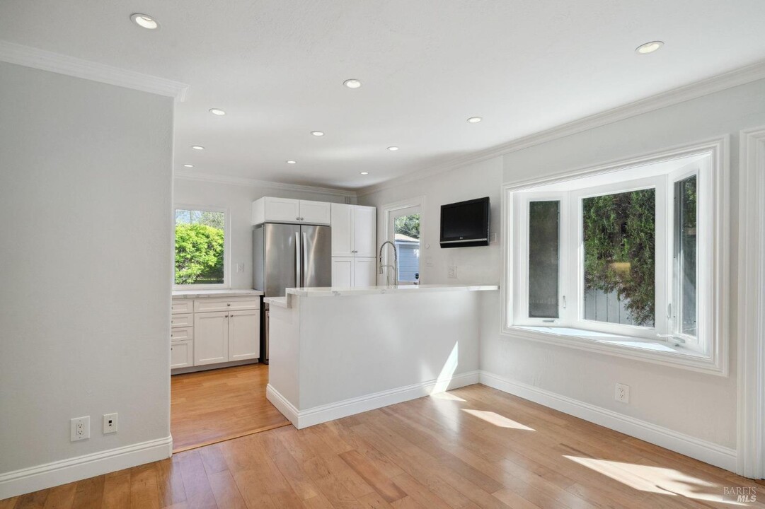 2 Somerset Ln in Mill Valley, CA - Foto de edificio