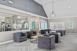 Mayfair Square in Danbury, CT - Foto de edificio - Interior Photo