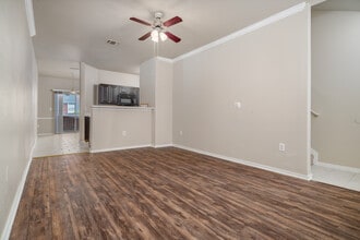Houston Street Townhomes in San Antonio, TX - Foto de edificio - Building Photo
