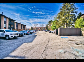 6150 Knoll Wood Rd in Willowbrook, IL - Building Photo - Building Photo