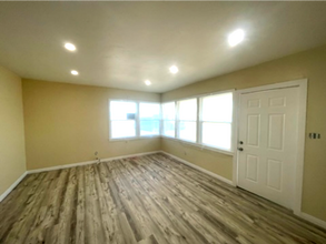 401 S Richmond Rd in Ridgecrest, CA - Foto de edificio - Building Photo