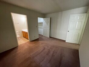 3670 Midvale Ave in Los Angeles, CA - Foto de edificio - Building Photo