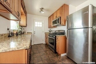 22 Pine Ln in Valley Stream, NY - Building Photo - Building Photo