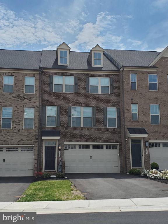 property at 3302 Treviso Ln