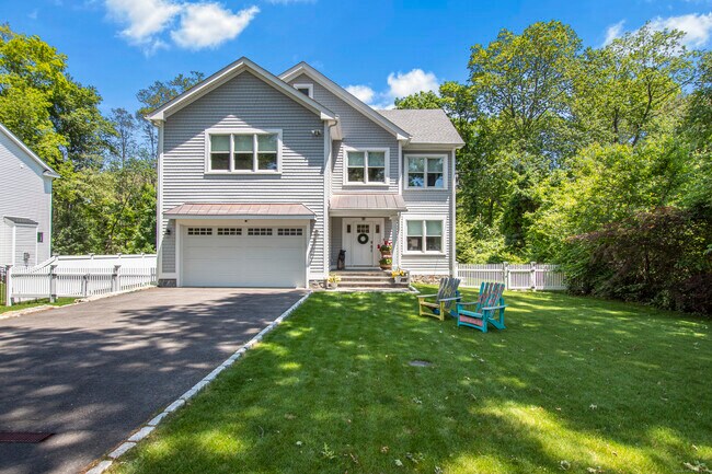 200 Harvester Rd in Fairfield, CT - Building Photo - Building Photo