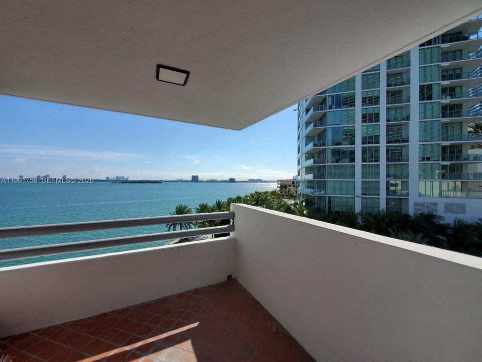 555 NE 30th St in Miami, FL - Building Photo