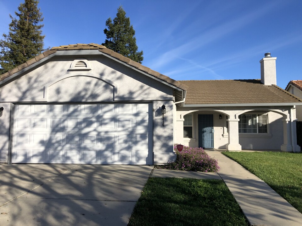 3316 Campus Dr in Merced, CA - Building Photo