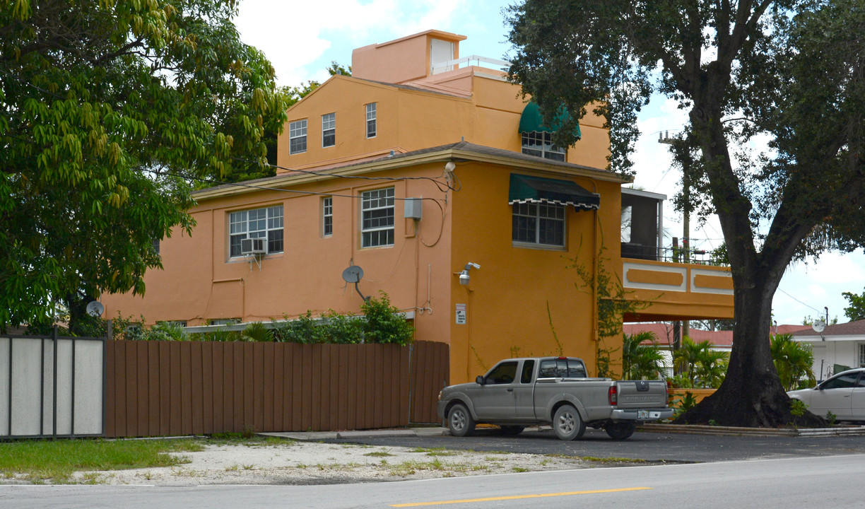 3095 NW 11th St in Miami, FL - Foto de edificio