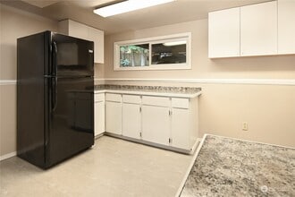 10409 NE 130th St, Unit Lower floor in Kirkland, WA - Foto de edificio - Building Photo
