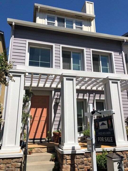 2637 Wisteria Way in Concord, CA - Building Photo
