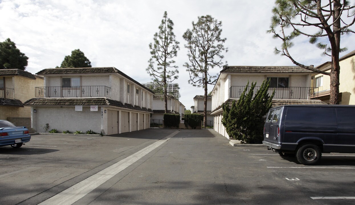 El Syd Apartments in Costa Mesa, CA - Building Photo