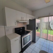 8019 Lake Dr in Doral, FL - Building Photo - Building Photo