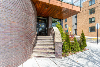 215 Manhattan Ave in Union City, NJ - Foto de edificio - Building Photo